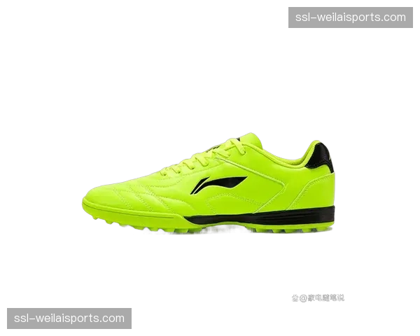 某运动品牌发布2026年春季新款足球鞋，主打轻量化与变向支撑